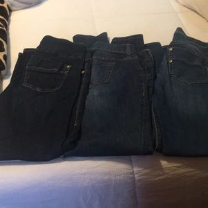 Lot of 3 pairs of jeans.